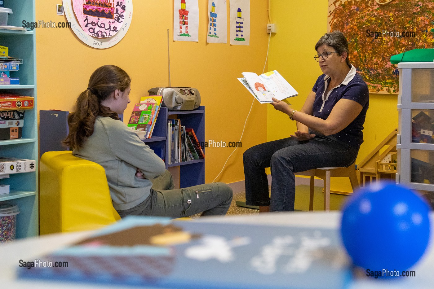 SEANCE DE LECTURE POUR CALMER L'ENFANT, IME LA RIVIERE POUR ENFANTS ET ADOLESCENTS ET JEUNES ADULTES, NASSANDRES-SUR-RISLE, EURE, NORMANDIE, FRANCE 