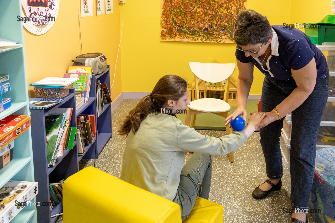 SEANCE DE MASSAGE POUR DETENDRE L'ENFANT, IME LA RIVIERE POUR ENFANTS ET ADOLESCENTS ET JEUNES ADULTES, NASSANDRES-SUR-RISLE, EURE, NORMANDIE, FRANCE 