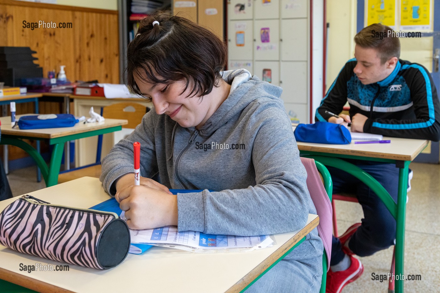 ELEVES DU COLLEGE, SALLE DE COURS ADAPTEE, IME LA RIVIERE POUR ENFANTS ET ADOLESCENTS ET JEUNES ADULTES, NASSANDRES-SUR-RISLE, EURE, NORMANDIE, FRANCE 