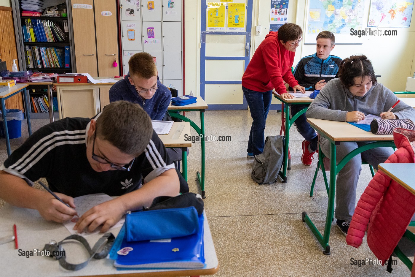 ELEVES DU COLLEGE, SALLE DE COURS ADAPTEE, IME LA RIVIERE POUR ENFANTS ET ADOLESCENTS ET JEUNES ADULTES, NASSANDRES-SUR-RISLE, EURE, NORMANDIE, FRANCE 