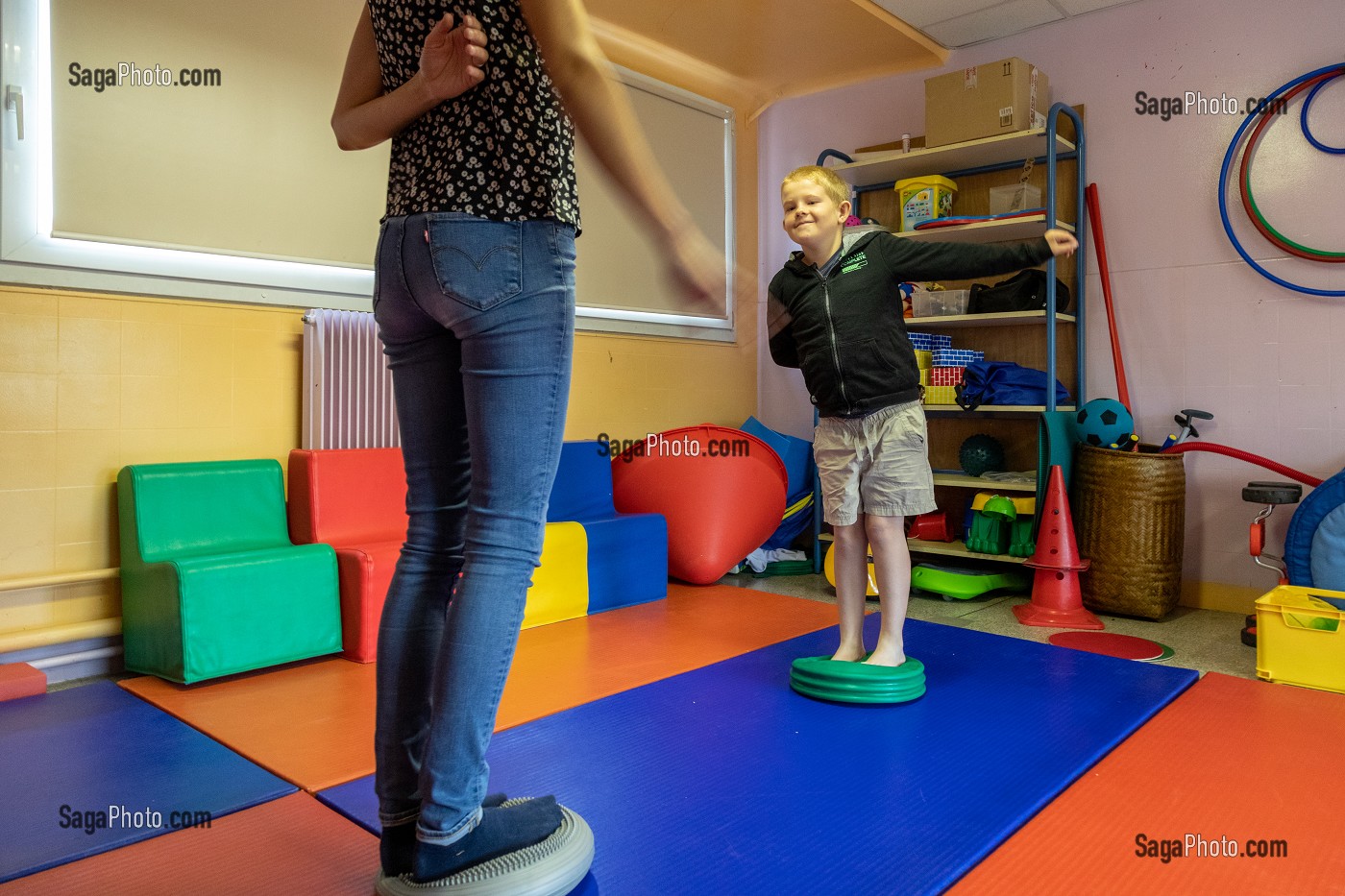 COURS DE MOTRICITE AVEC UNE PSYCHOMOTRIENNE, IME LA RIVIERE POUR ENFANTS ET ADOLESCENTS ET JEUNES ADULTES, NASSANDRES-SUR-RISLE, EURE, NORMANDIE, FRANCE 