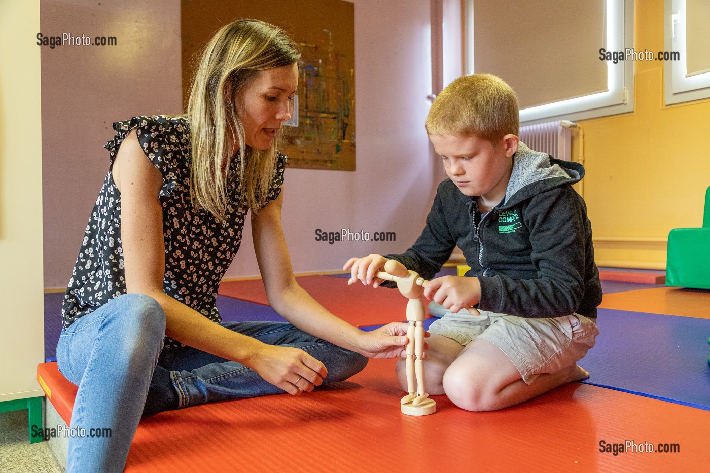 COURS DE MOTRICITE AVEC UNE PSYCHOMOTRIENNE, IME LA RIVIERE POUR ENFANTS ET ADOLESCENTS ET JEUNES ADULTES, NASSANDRES-SUR-RISLE, EURE, NORMANDIE, FRANCE 