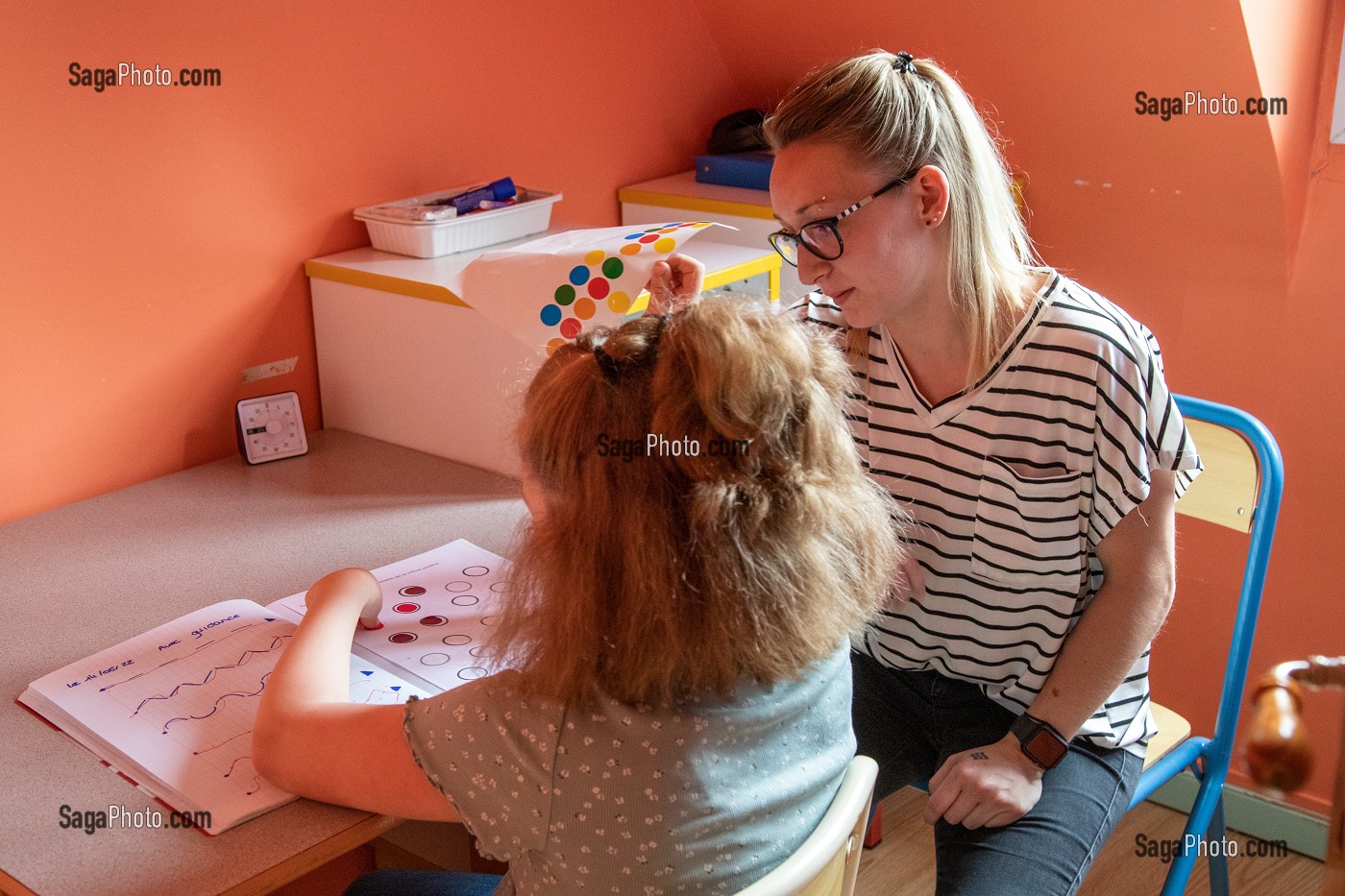 COURS PARTICULIER D'APPRENTISSAGE AUX COULEURS ET AUX FORMES, IME LA RIVIERE POUR ENFANTS ET ADOLESCENTS ET JEUNES ADULTES, NASSANDRES-SUR-RISLE, EURE, NORMANDIE, FRANCE 