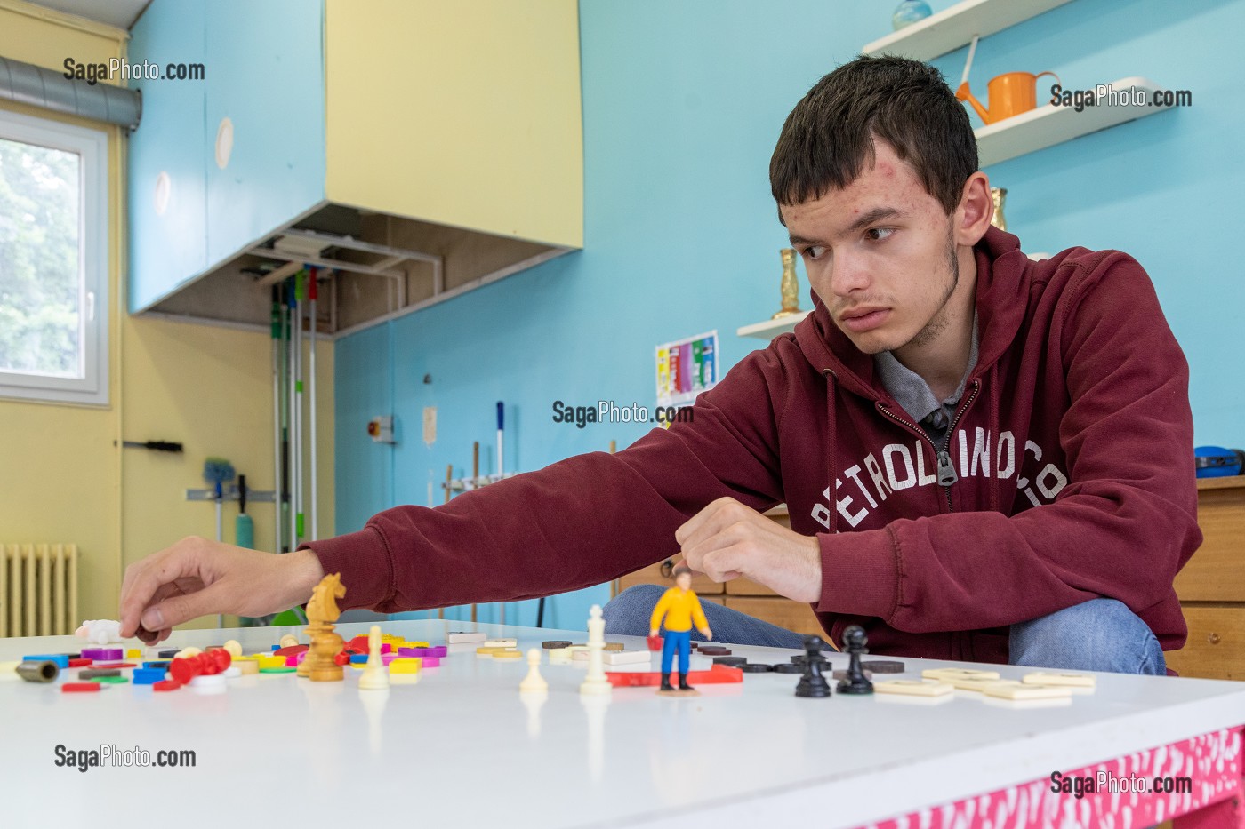 APPRENTISSAGE AU TRAVAIL POUR RANGER ET TRIER, IME LA RIVIERE POUR ENFANTS ET ADOLESCENTS ET JEUNES ADULTES, NASSANDRES-SUR-RISLE, EURE, NORMANDIE, FRANCE 