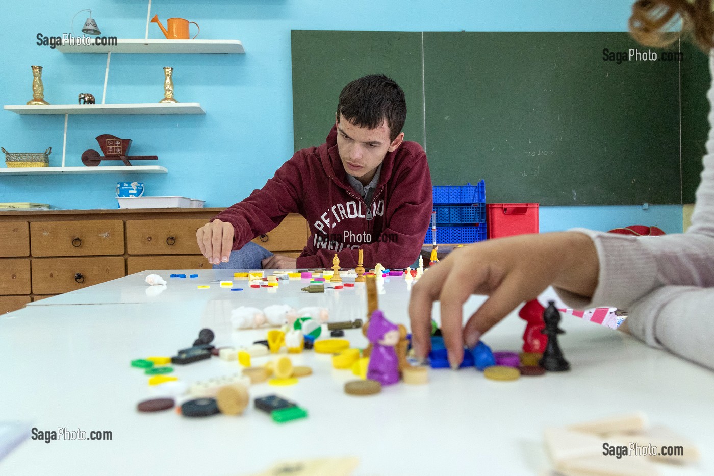 APPRENTISSAGE AU TRAVAIL POUR RANGER ET TRIER, IME LA RIVIERE POUR ENFANTS ET ADOLESCENTS ET JEUNES ADULTES, NASSANDRES-SUR-RISLE, EURE, NORMANDIE, FRANCE 