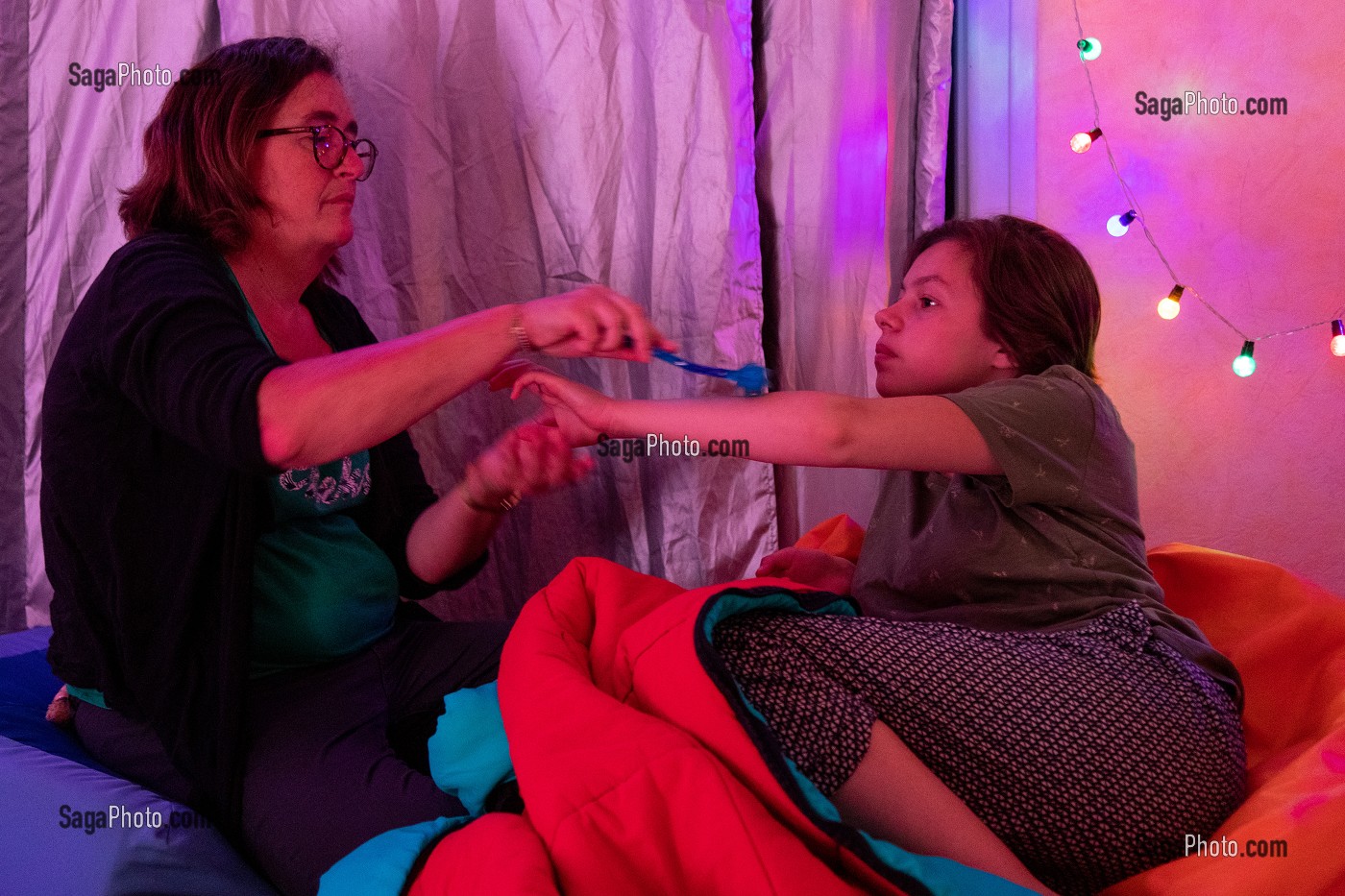 SALLE SENSORIELLE AVEC MASSAGE DU CORPS, IME LA RIVIERE POUR ENFANTS ET ADOLESCENTS ET JEUNES ADULTES, NASSANDRES-SUR-RISLE, EURE, NORMANDIE, FRANCE 