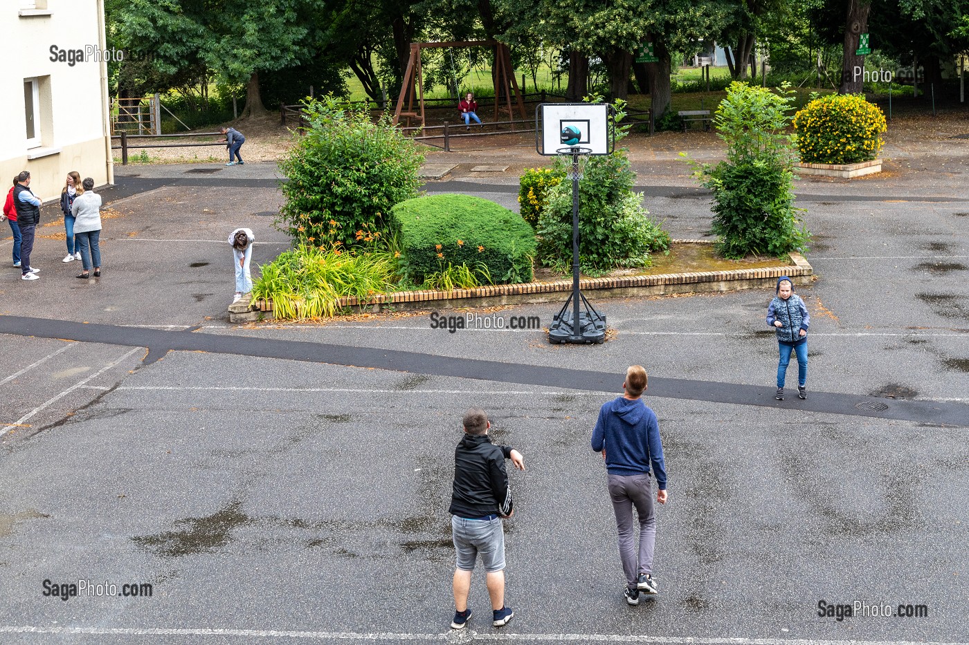 COURS DE RECREATION ENTRE LES COURS, IME LA RIVIERE POUR ENFANTS ET ADOLESCENTS ET JEUNES ADULTES, NASSANDRES-SUR-RISLE, EURE, NORMANDIE, FRANCE 