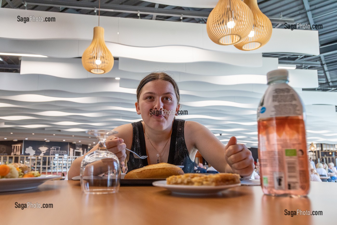 PAUSE DEJEUNER EN AUTONOMIE A LA CAFETERIA DU SUPERMARCHE, TRAVAILLEURS DE L'ESAT LES ATELIERS DU COUDRAY, ADAPEI27, BERNAY, EURE, NORMANDIE, FRANCE 