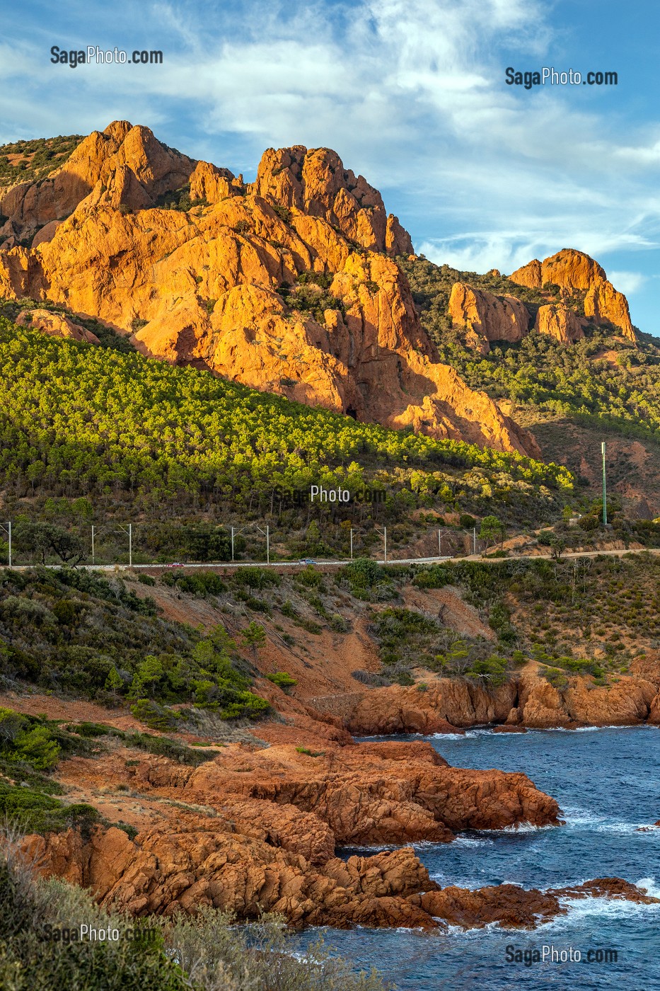 CALANQUE DU PETIT CANEIRET DEVANT LES ROCHES ROUGES DU MASSIF DE L'ESTEREL, SAINT-RAPHAEL, VAR, FRANCE 