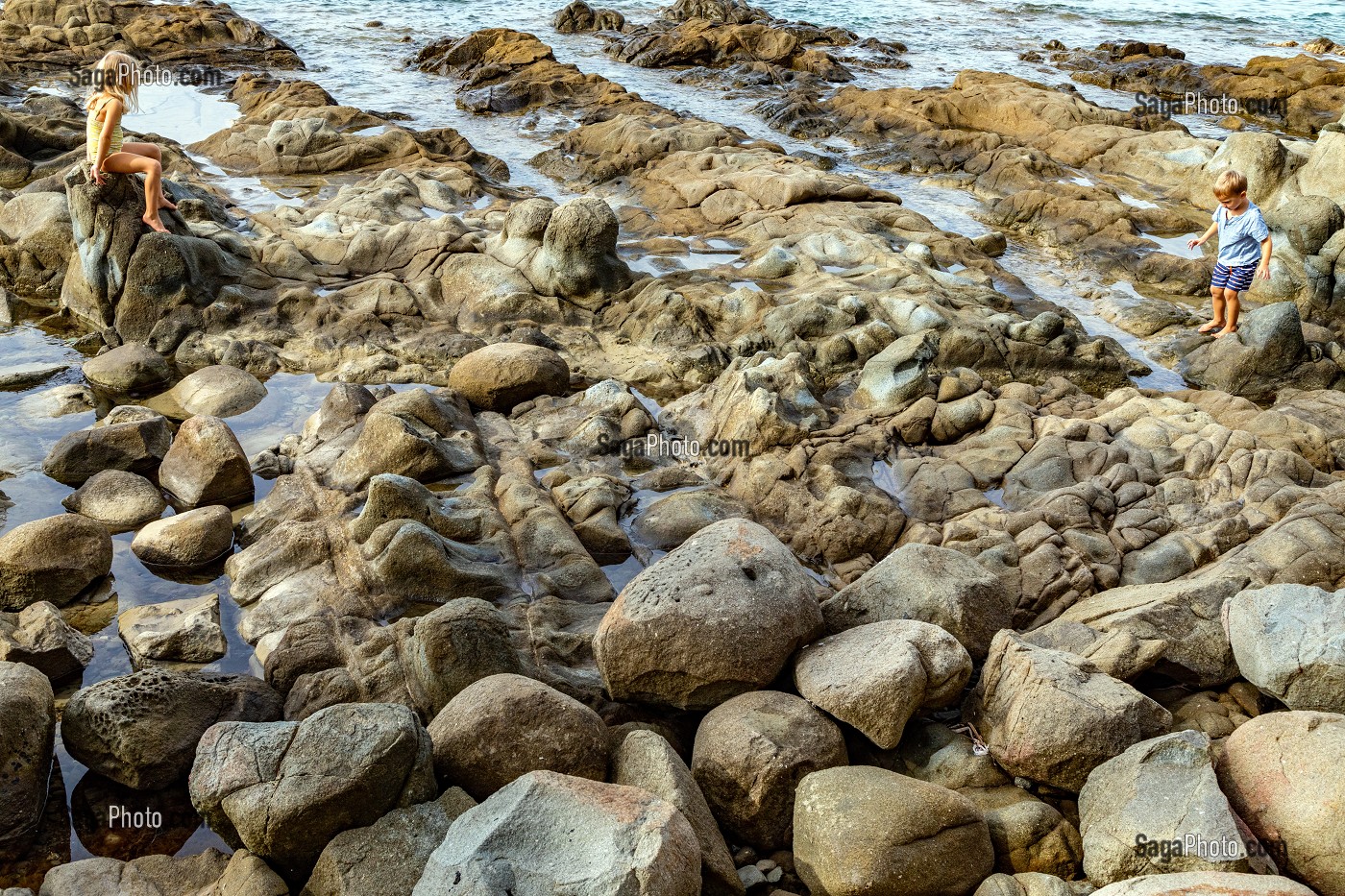 ENFANTS QUI JOUENT SUR LES ROCHERS PRES DU PORT DU POUSSAI, CAP ESTEREL, SAINT-RAPHAEL, VAR, FRANCE 