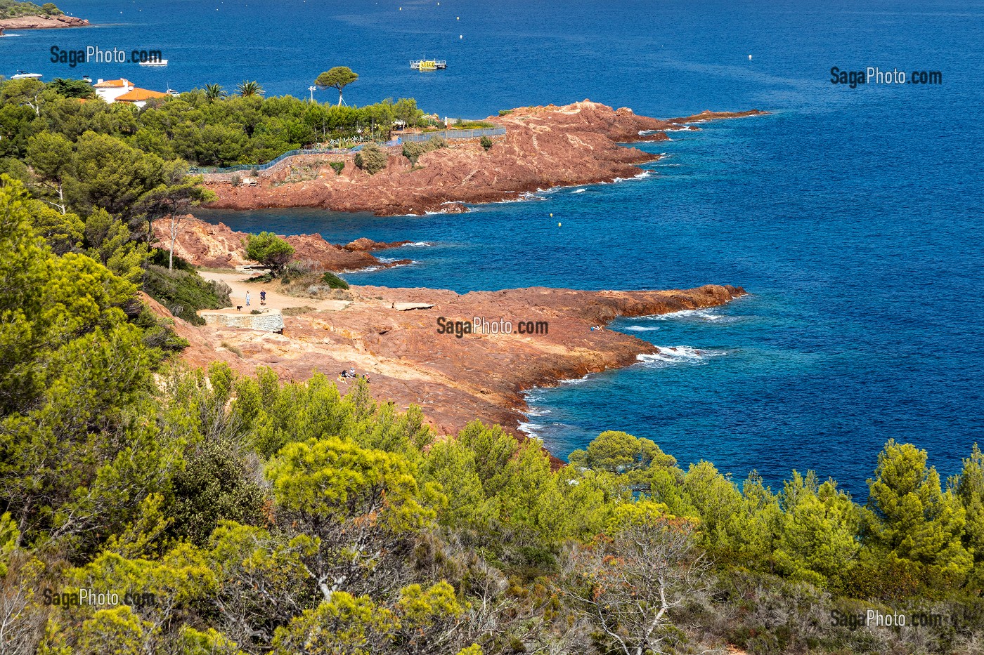 LES ROCHES ROUGES VUE DE LA BALADE SUR LE SENTIER DU CAP DRAMONT, SAINT-RAPHAEL, VAR, FRANCE 