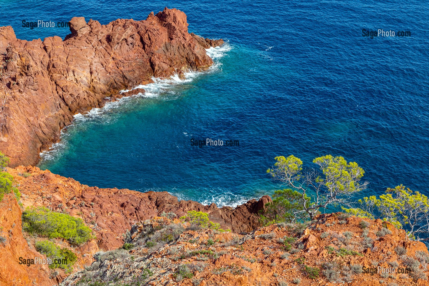 LES ROCHES ROUGES VUE DE LA BALADE SUR LE SENTIER DU CAP DRAMONT, SAINT-RAPHAEL, VAR, FRANCE 