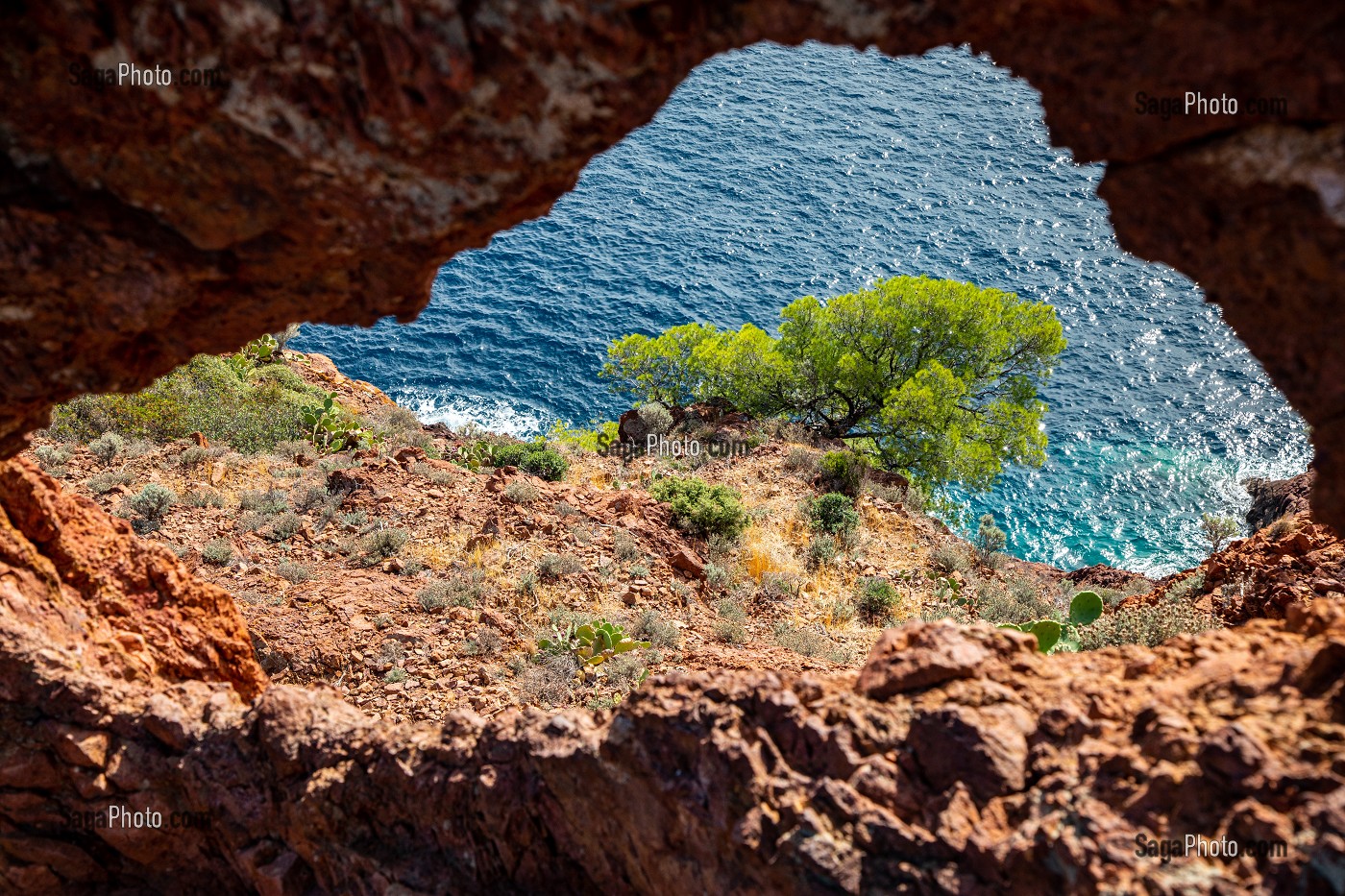 LES ROCHES ROUGES VUE DE LA BALADE SUR LE SENTIER DU CAP DRAMONT, SAINT-RAPHAEL, VAR, FRANCE 