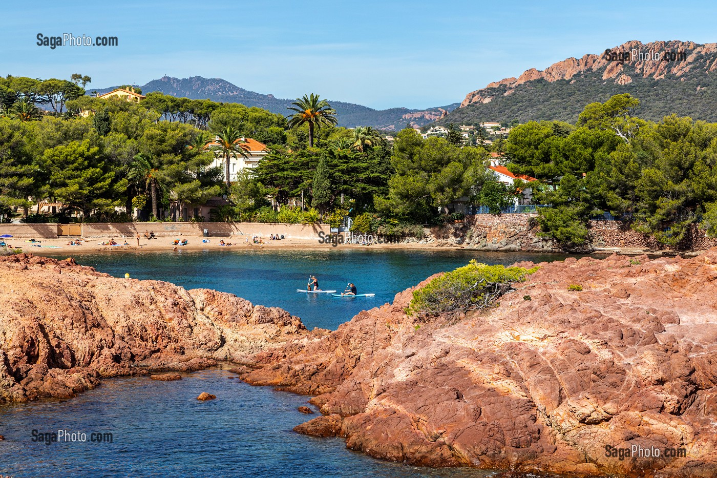 PLAGE DE CAMP LONG ET POINTE LONGUES, LES ROCHES ROUGES VUE DE LA BALADE SUR LE SENTIER DU CAP DRAMONT, SAINT-RAPHAEL, VAR, FRANCE 