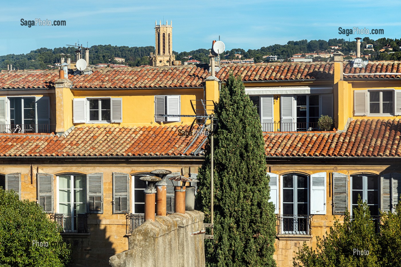 FACADE DES MAISONS COTE COUR DU COURS MIRABEAU, AIX-EN-PROVENCE, BOUCHES-DU-RHONE, FRANCE 
