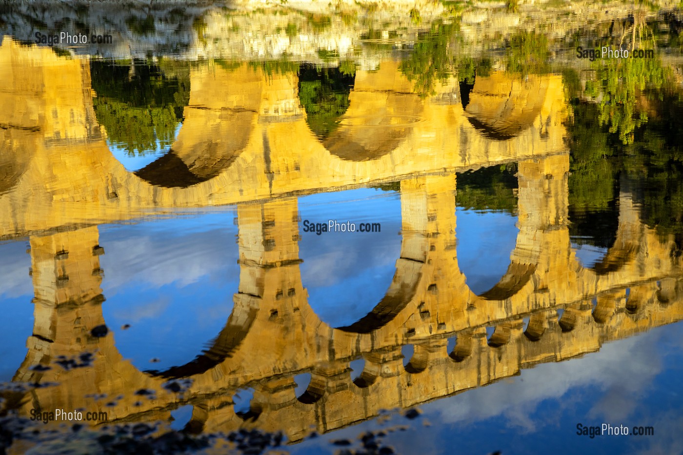 PONT DU GARD A TROIS NIVEAUX, ANCIEN AQUEDUC ROMAIN DU PREMIER SIECLE QUI ENJAMBE LE GARDON, CLASSE MONUMENT HISTORIQUE, VERS-PONT-DU-GARD, FRANCE 