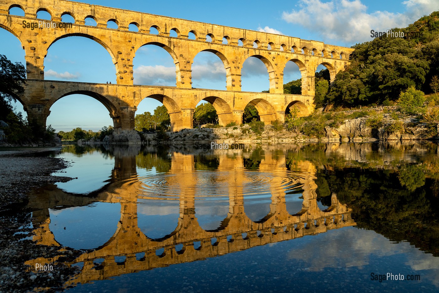 PONT DU GARD A TROIS NIVEAUX, ANCIEN AQUEDUC ROMAIN DU PREMIER SIECLE QUI ENJAMBE LE GARDON, CLASSE MONUMENT HISTORIQUE, VERS-PONT-DU-GARD, FRANCE 