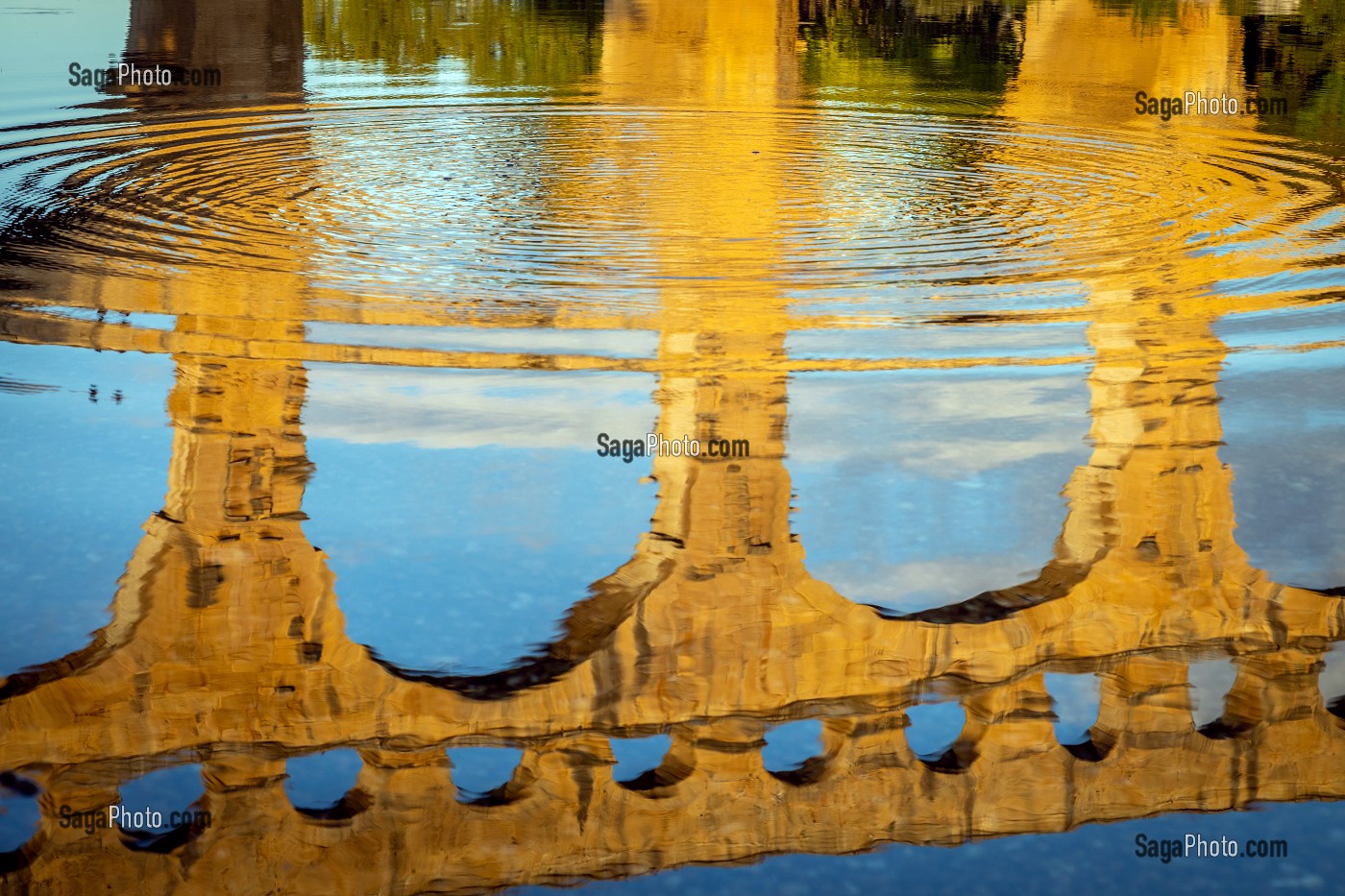 PONT DU GARD A TROIS NIVEAUX, ANCIEN AQUEDUC ROMAIN DU PREMIER SIECLE QUI ENJAMBE LE GARDON, CLASSE MONUMENT HISTORIQUE, VERS-PONT-DU-GARD, FRANCE 