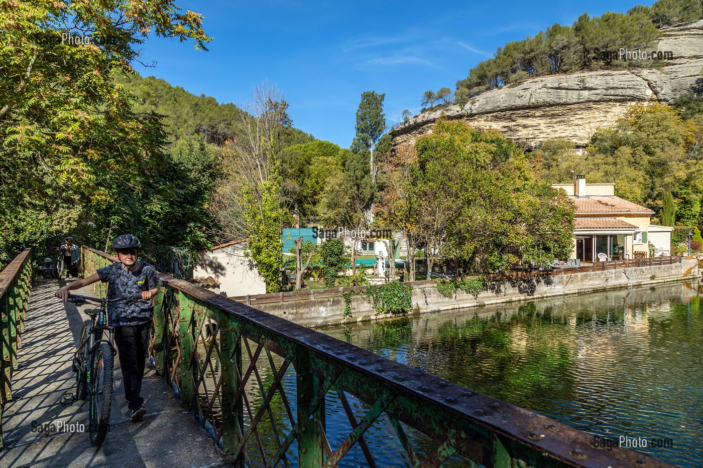 PASSERELLE AU DESSUS DE LA SORGUE, FONTAINE-DE-VAUCLUSE, FRANCE 