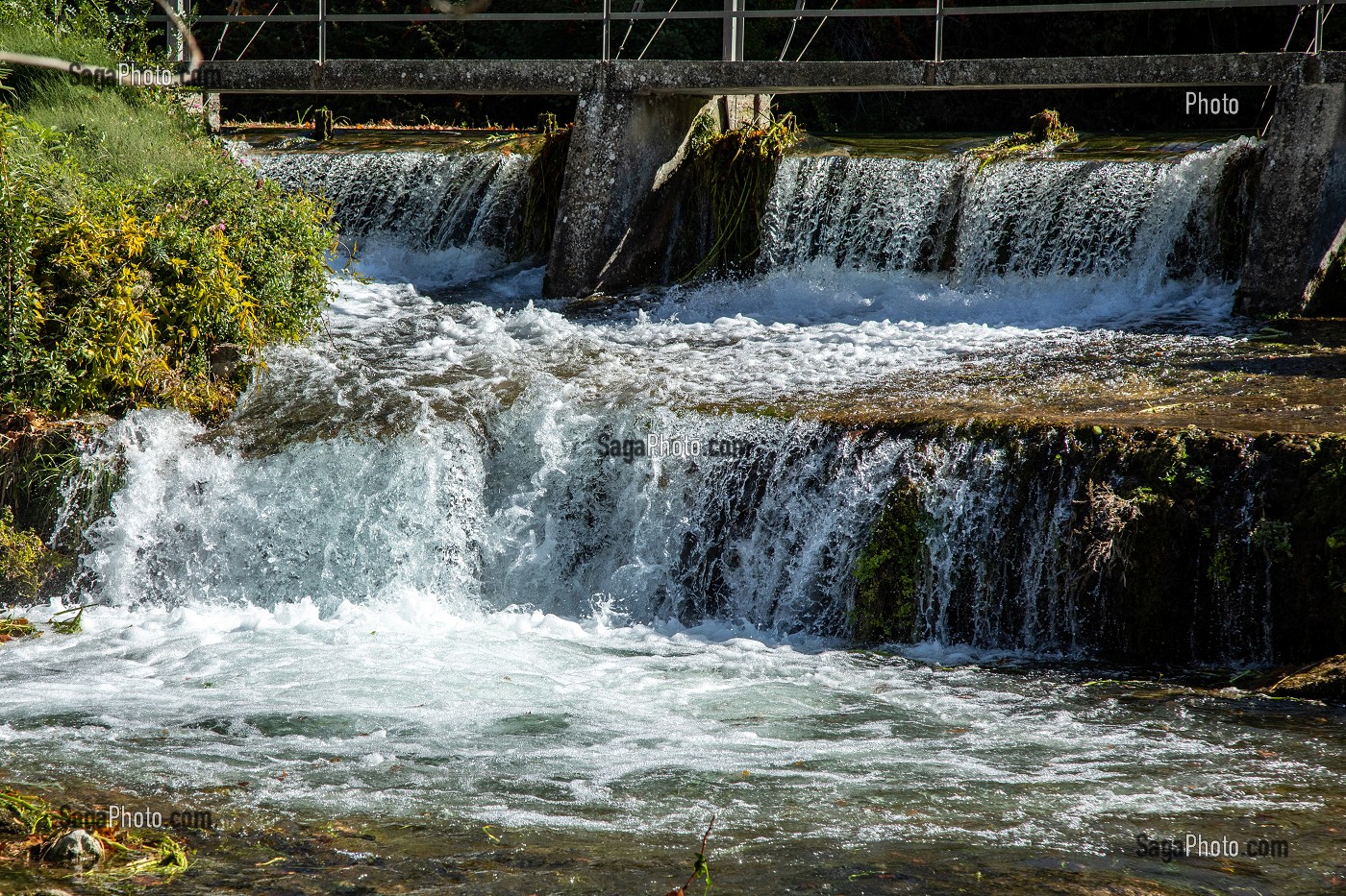 BARRAGE POUR UNE USINE HYDRO-ELECTRIQUE SUR LA SORGUE, FONTAINE-DE-VAUCLUSE, FRANCE 