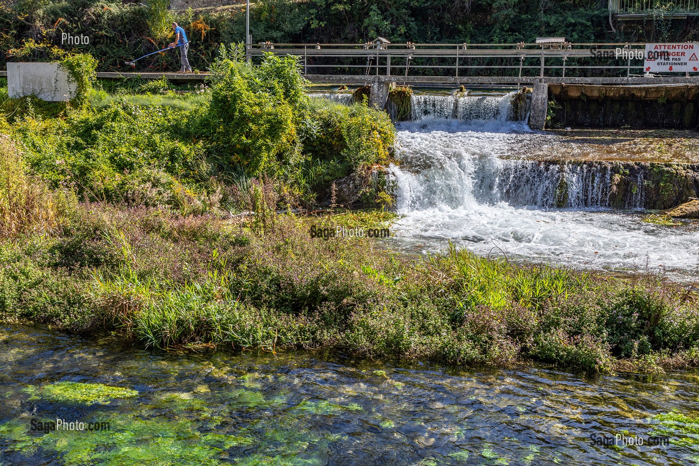 BARRAGE POUR UNE USINE HYDRO-ELECTRIQUE SUR LA SORGUE, FONTAINE-DE-VAUCLUSE, FRANCE 