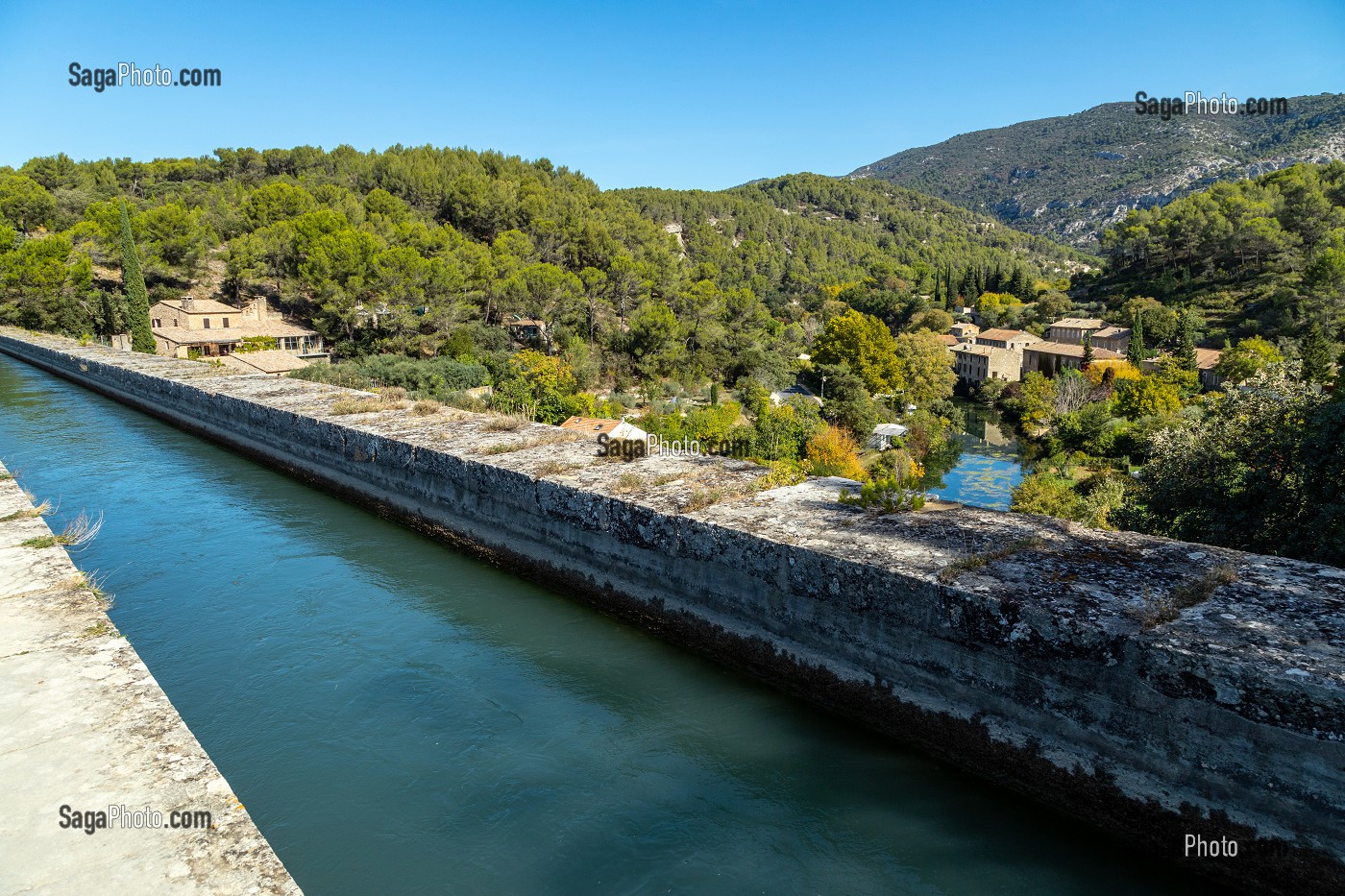 CANAL DE CARPENTRAS AU DESSUS DE LA SORGUE, FONTAINE-DE-VAUCLUSE, FRANCE 