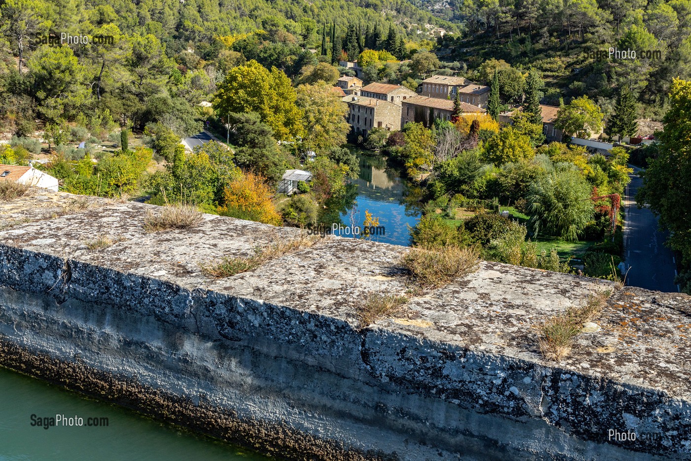 CANAL DE CARPENTRAS AU DESSUS DE LA SORGUE, FONTAINE-DE-VAUCLUSE, FRANCE 