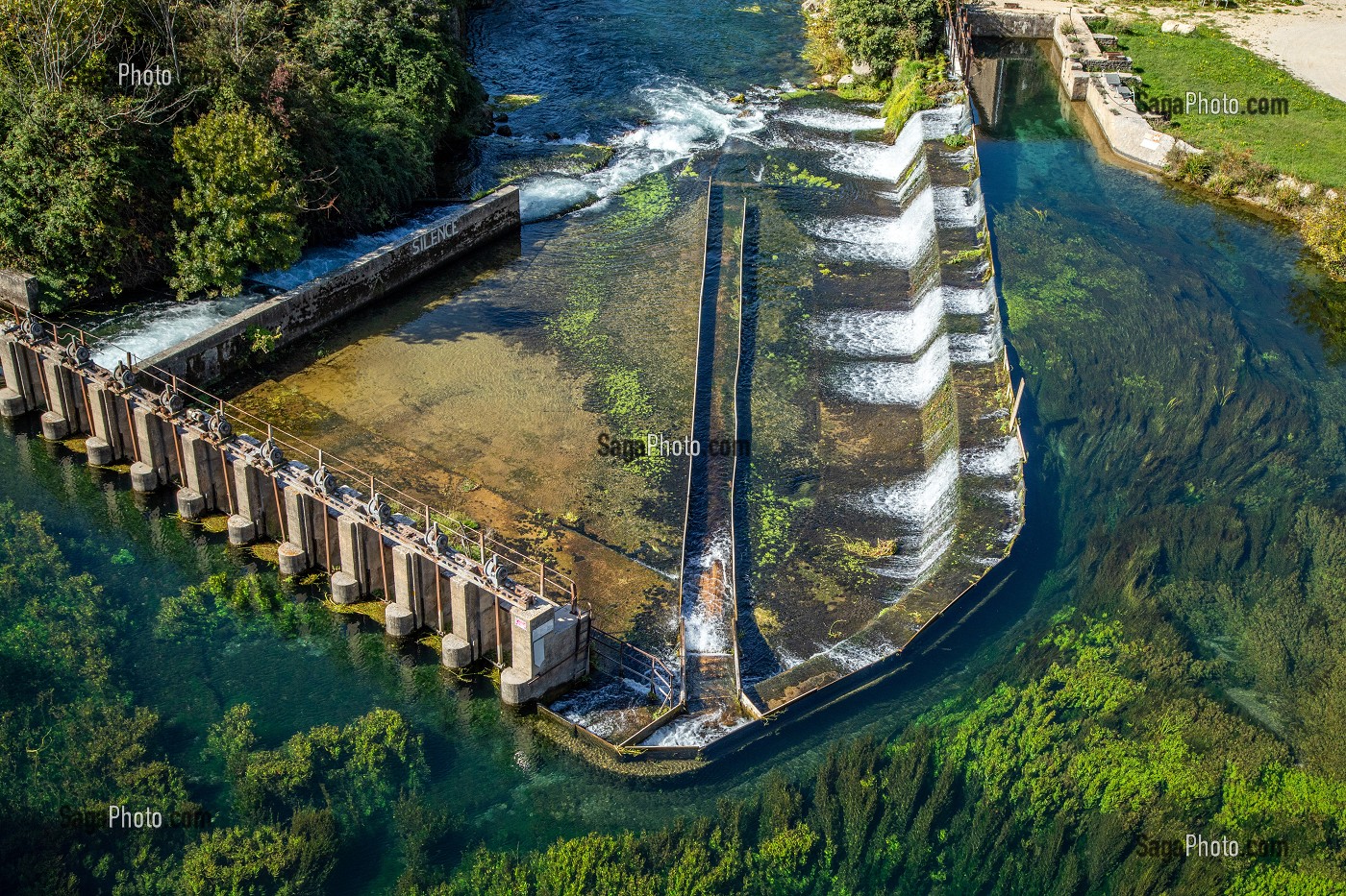 BARRAGE DU MOULIN DE L'AQUEDUC SUR LA SORGUE, FONTAINE-DE-VAUCLUSE, FRANCE 