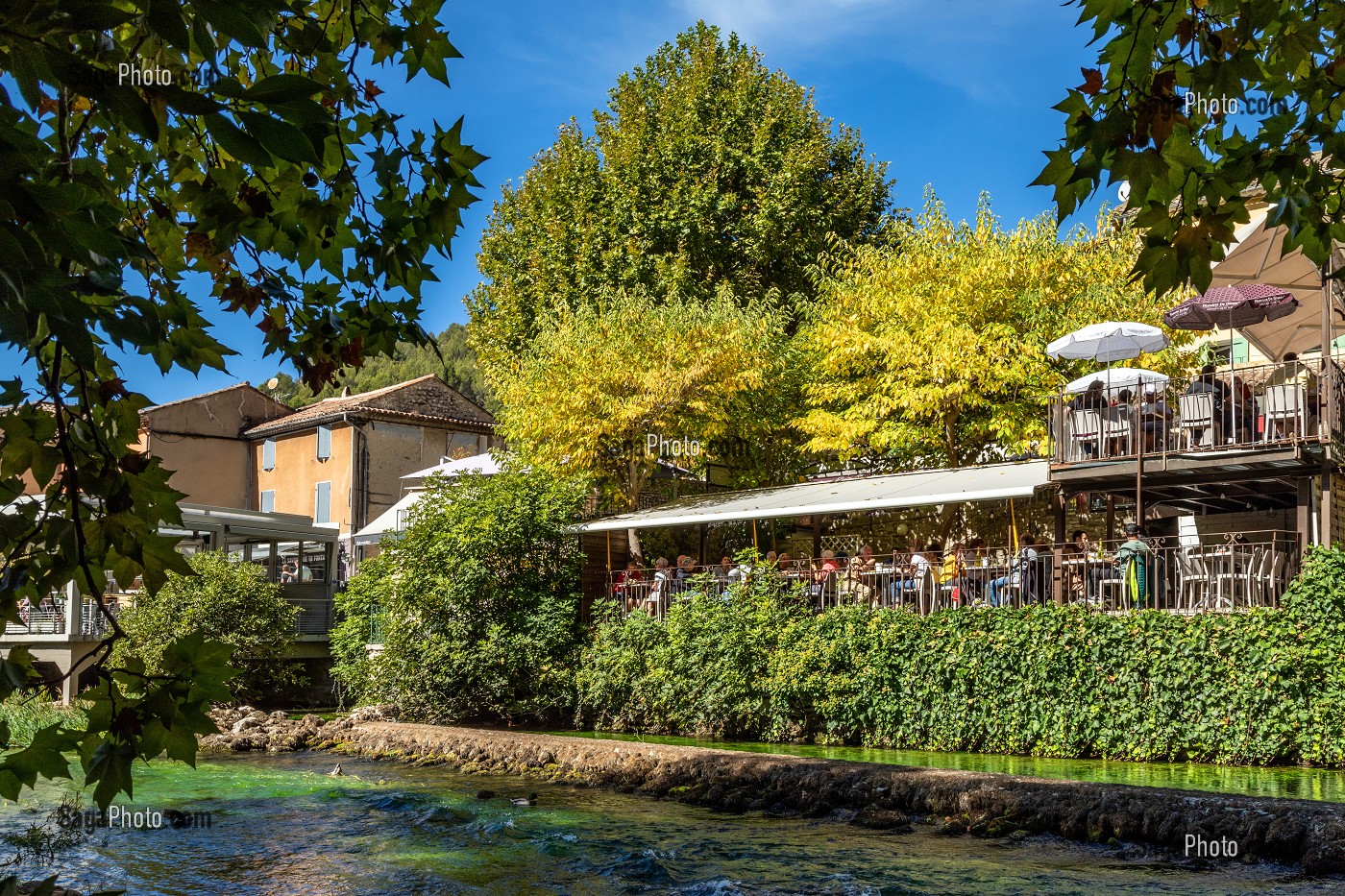 RESTAURANT SOLEVA SUR LES BORDS DE LA SORGUE, FONTAINE-DE-VAUCLUSE, FRANCE 