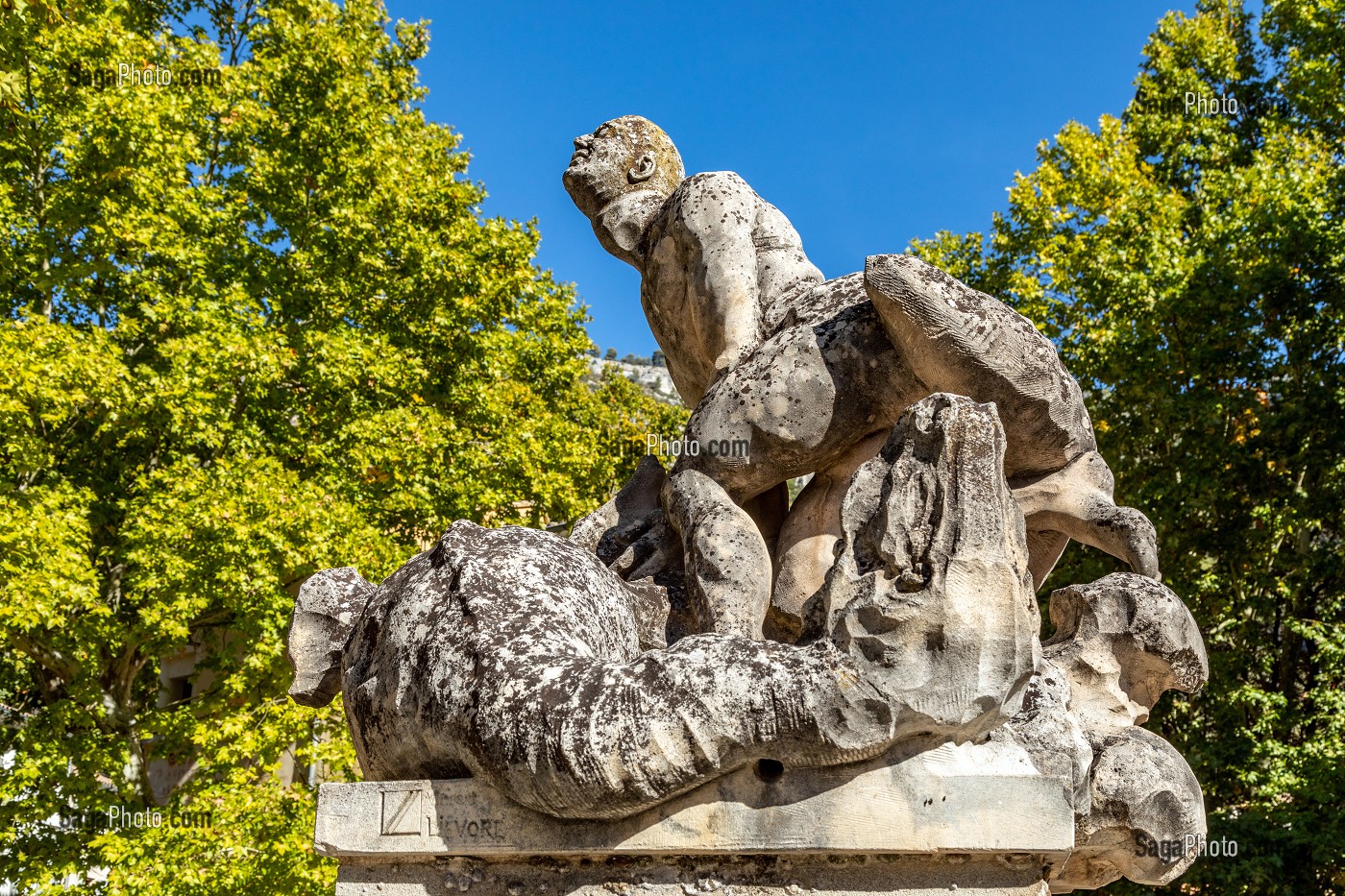 STATUE DE SAINT-VERAN TUANT LE COULOUBRE, UNE BETE SANGUINAIRE OU DRAGON AQUATIQUE, IMMENSE SALAMANDRE AILEE OU COULEUVRE VIVANT DANS LA SORGUE, FONTAINE-DE-VAUCLUSE, FRANCE 