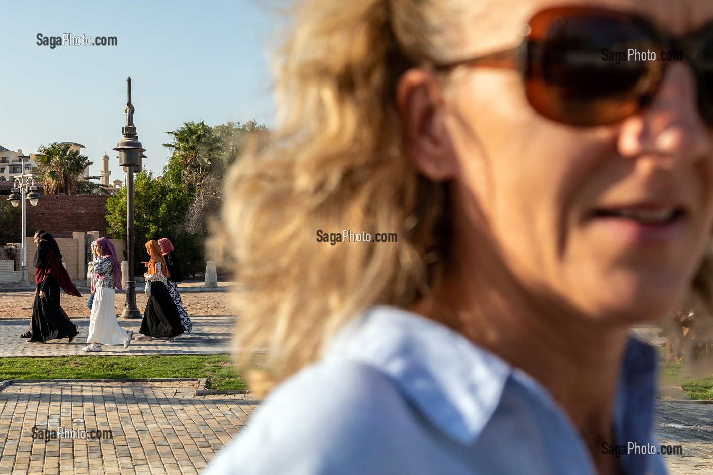 CHOC DES CULTURES ENTRE LA BLONDE EUROPEENNE ET LES FEMMES MUSULMANES VOILEES, HURGHADA, EGYPTE, AFRIQUE 