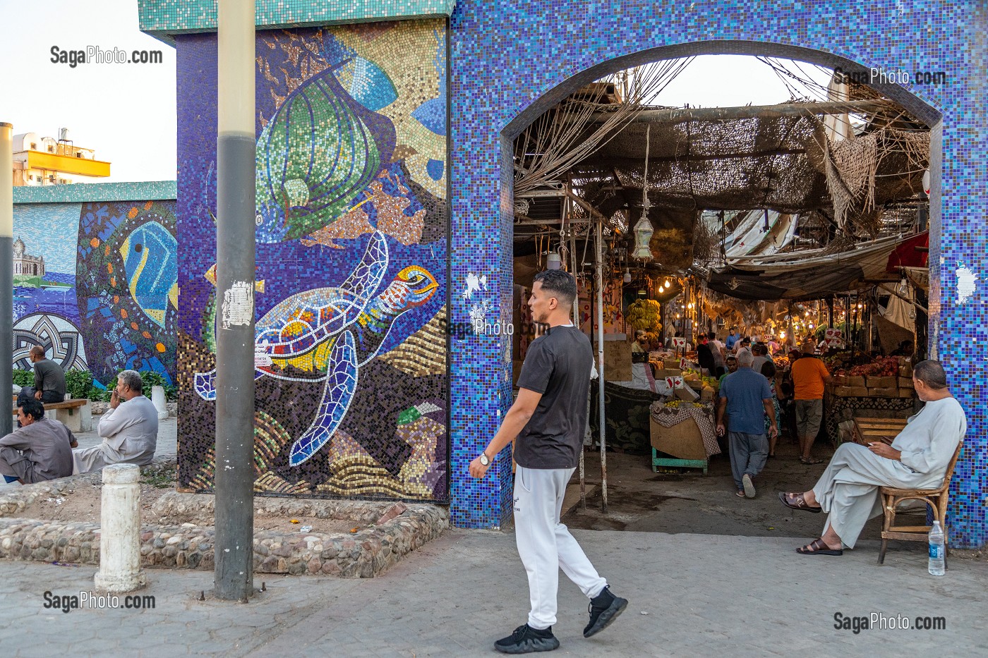 ENTREE DU SOUK RECOUVERT DE MOSAIQUES, MARCHE EL DAHAR, QUARTIER POPULAIRE DE LA VIEILLE VILLE, HURGHADA, EGYPTE, AFRIQUE 