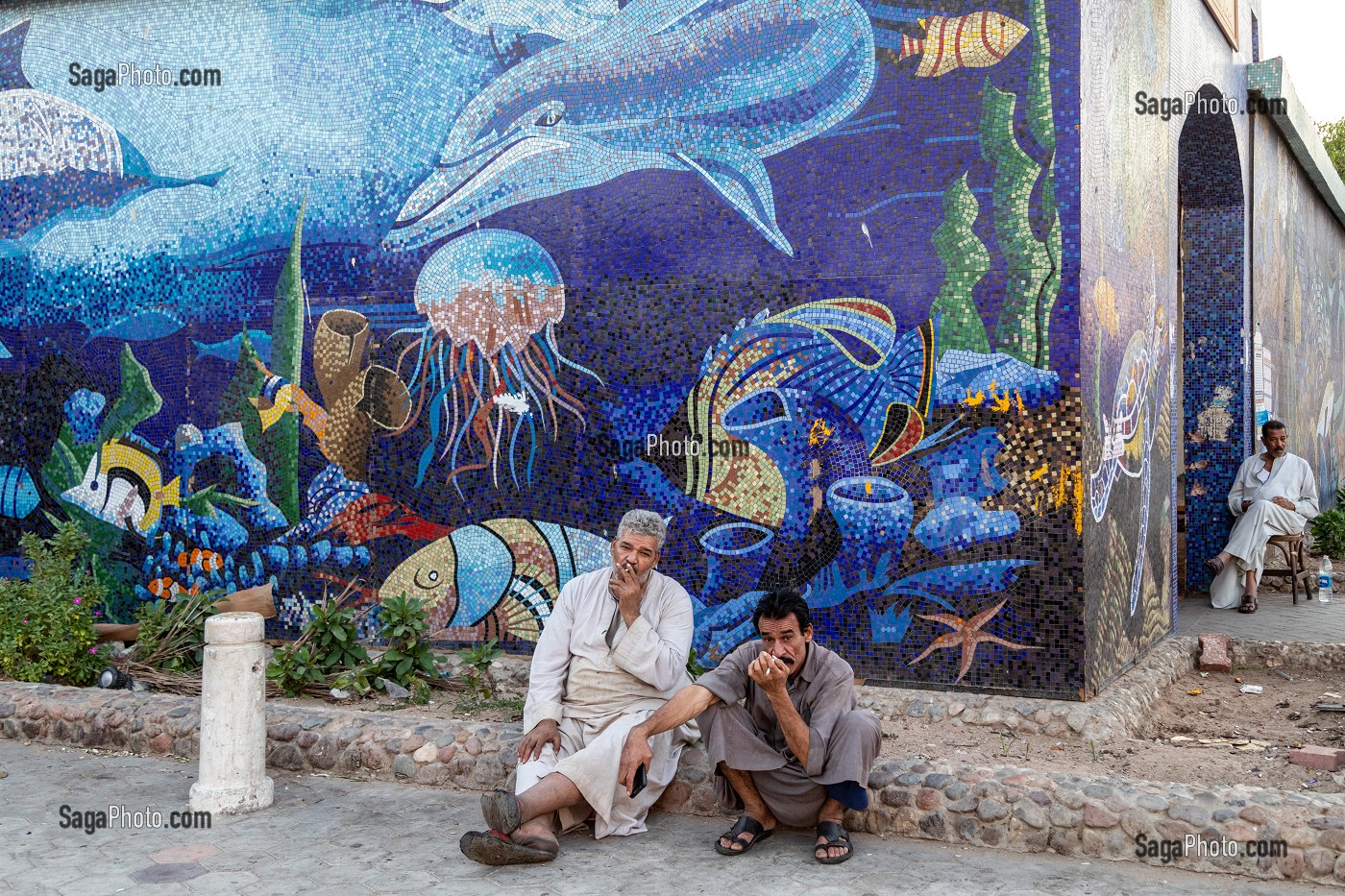 PAUSE CIGARETTES DEVANT L'ENTREE DU SOUK RECOUVERT DE MOSAIQUES, MARCHE EL DAHAR, QUARTIER POPULAIRE DE LA VIEILLE VILLE, HURGHADA, EGYPTE, AFRIQUE 