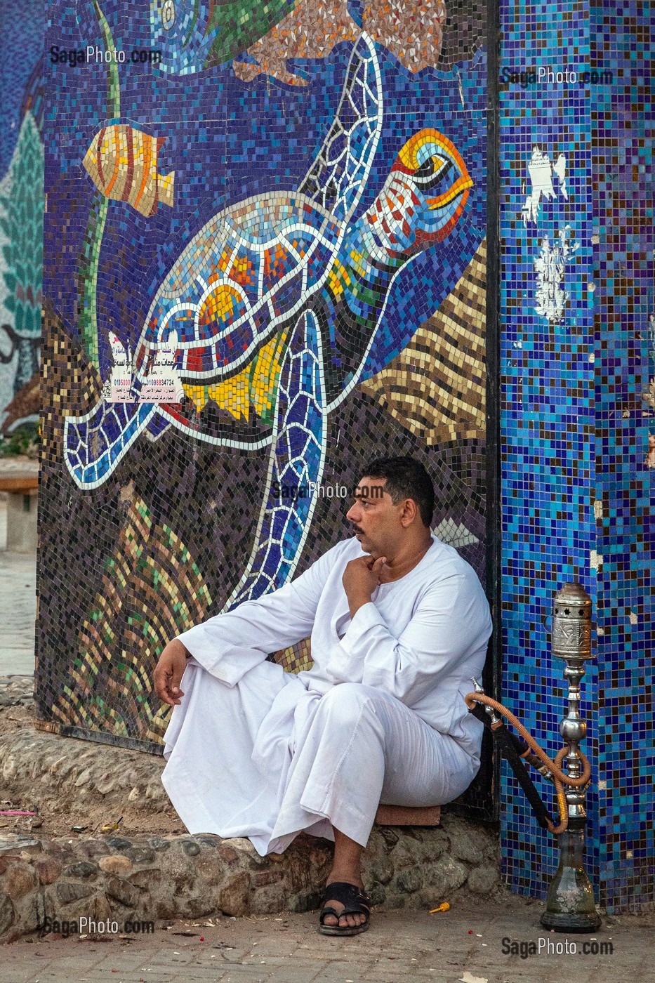 HOMME EN DJELLABA BLANCHE TRADITIONNELLE AVEC SA CHICHA, ENTREE DU SOUK RECOUVERT DE MOSAIQUES, MARCHE EL DAHAR, QUARTIER POPULAIRE DE LA VIEILLE VILLE, HURGHADA, EGYPTE, AFRIQUE 