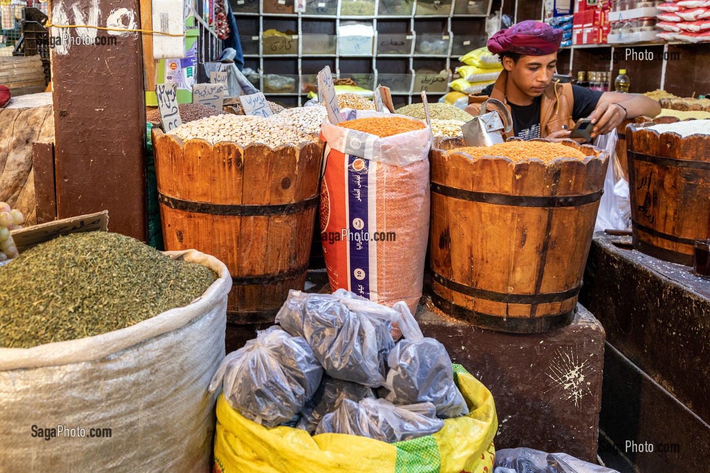 COMMERCANT DEVANT SON ETALAGE DE PLANTES AROMATIQUES ET FRUITS SECS, MARCHE EL DAHAR, QUARTIER POPULAIRE DE LA VIEILLE VILLE, HURGHADA, EGYPTE, AFRIQUE 