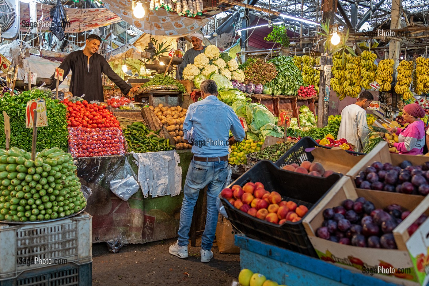 ETALAGE DE FRUITS ET LEGUMES, MARCHE EL DAHAR, QUARTIER POPULAIRE DE LA VIEILLE VILLE, HURGHADA, EGYPTE, AFRIQUE 