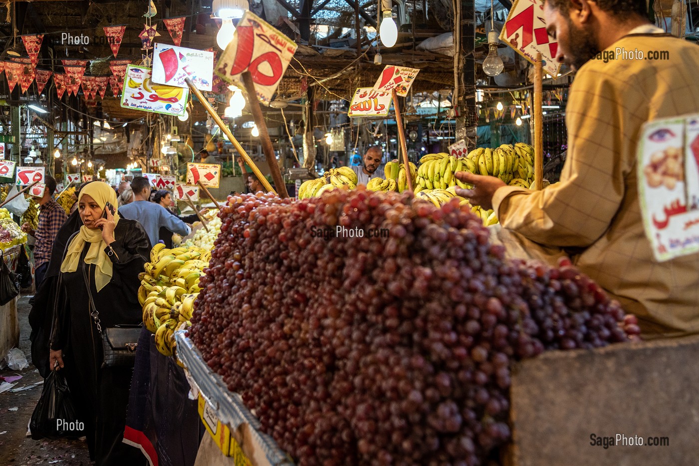 ETALAGE DE FRUITS ET LEGUMES, MARCHE EL DAHAR, QUARTIER POPULAIRE DE LA VIEILLE VILLE, HURGHADA, EGYPTE, AFRIQUE 