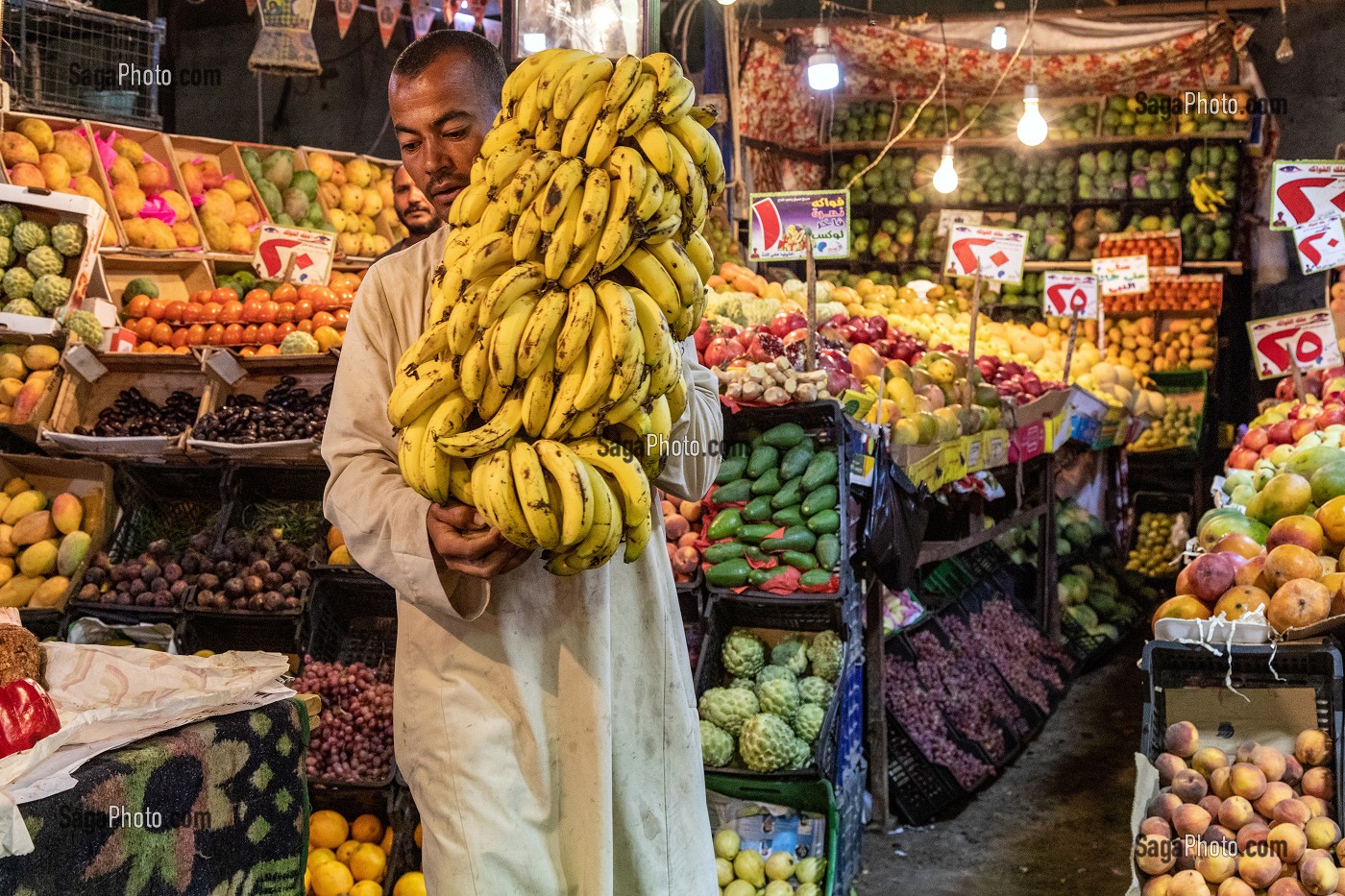 COMMERCANT AVEC SON REGIME DE BANANES, ETALAGE DE FRUITS ET LEGUMES, MARCHE EL DAHAR, QUARTIER POPULAIRE DE LA VIEILLE VILLE, HURGHADA, EGYPTE, AFRIQUE 