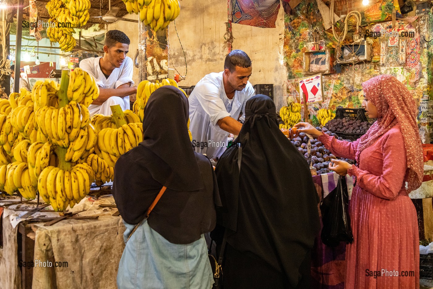 ETALAGE DE FRUITS ET LEGUMES, MARCHE EL DAHAR, QUARTIER POPULAIRE DE LA VIEILLE VILLE, HURGHADA, EGYPTE, AFRIQUE 