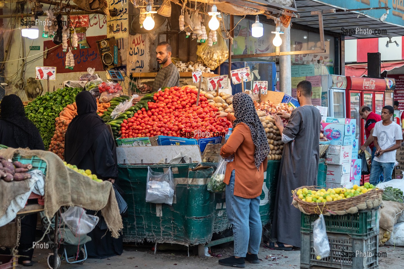 ETALAGE DE FRUITS ET LEGUMES, MARCHE EL DAHAR, QUARTIER POPULAIRE DE LA VIEILLE VILLE, HURGHADA, EGYPTE, AFRIQUE 