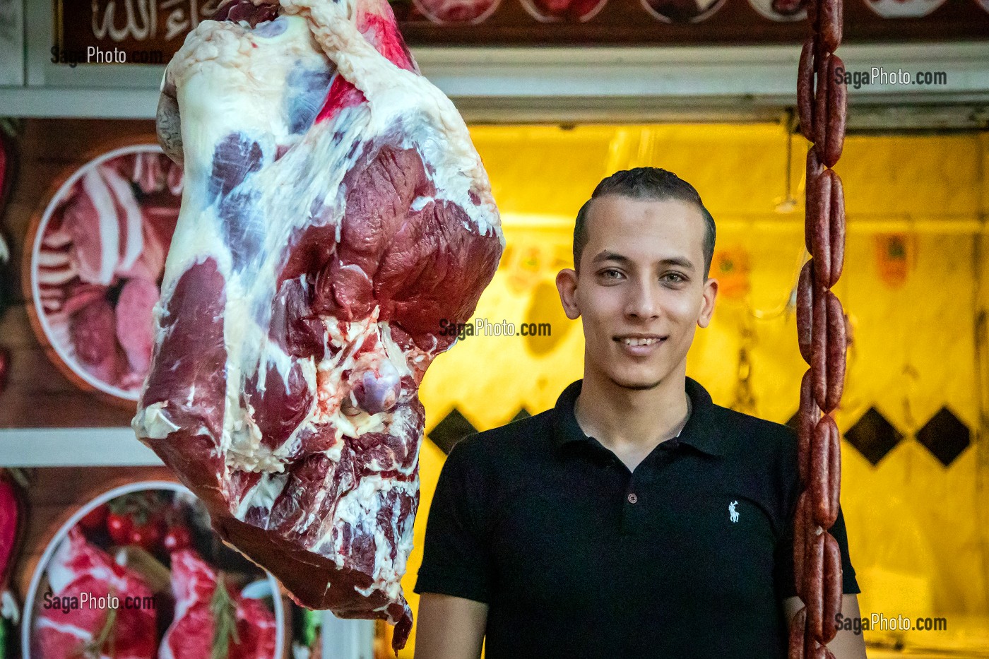 JEUNE COMMERCANT BOUCHER DEVANT SA VIANDE, MARCHE EL DAHAR, QUARTIER POPULAIRE DE LA VIEILLE VILLE, HURGHADA, EGYPTE, AFRIQUE 