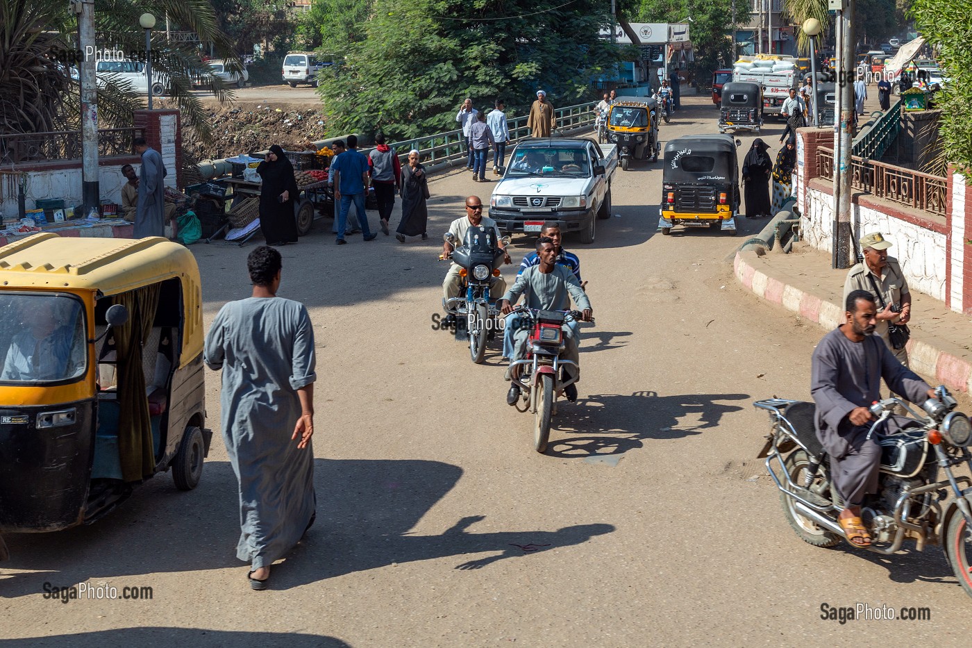 SCENE DE RUE AU BORD DU CANAL, VALLEE DU NIL, AL MASID, LOUXOR, EGYPTE, AFRIQUE 