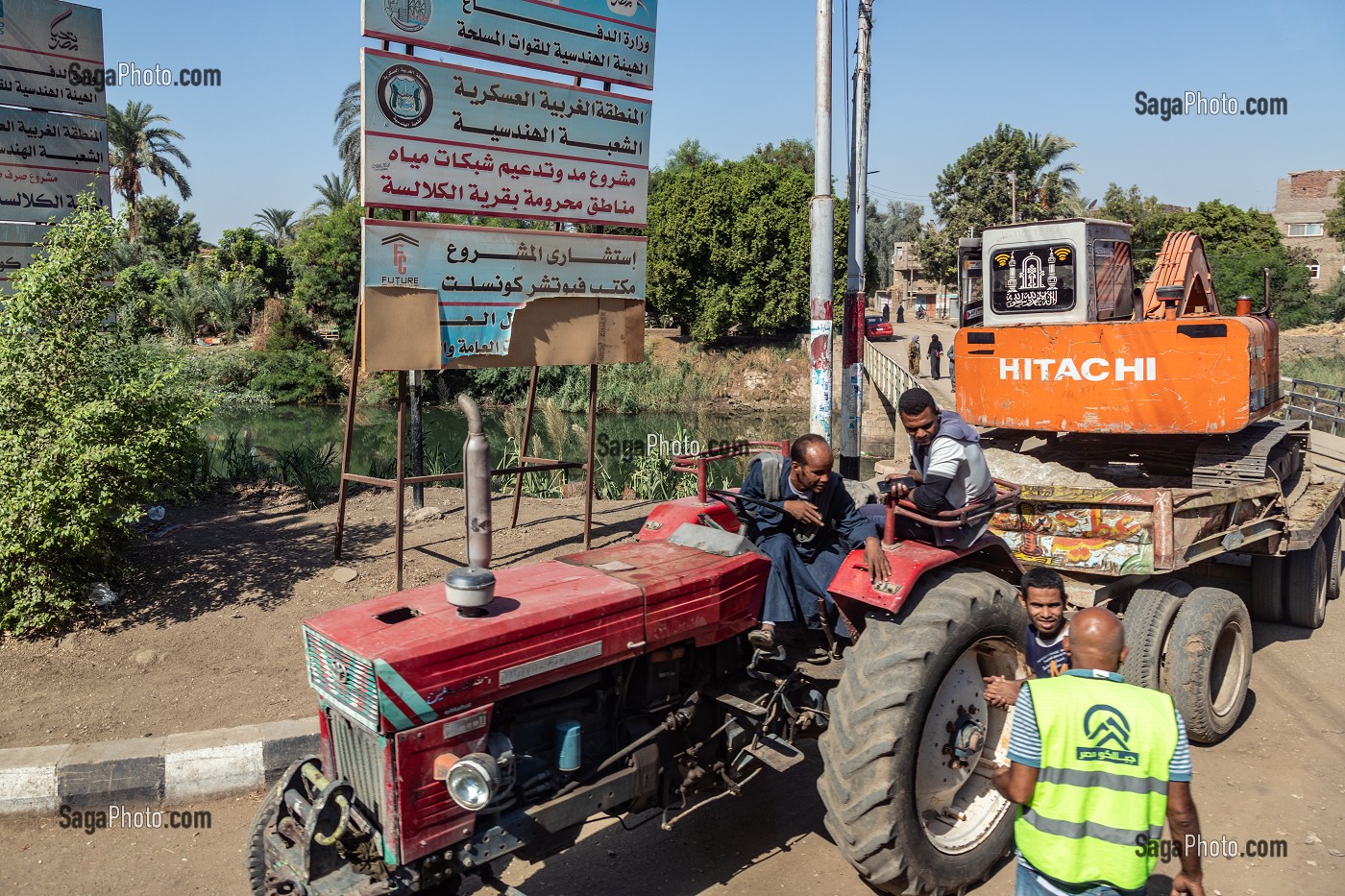 ENGINS DE CHANTIER ET SCENE DE RUE AU BORD DU CANAL, VALLEE DU NIL, AL MASID, LOUXOR, EGYPTE, AFRIQUE 