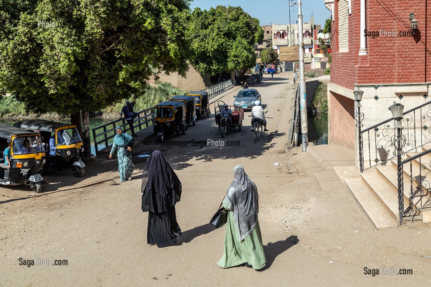 SCENE DE RUE AU BORD DU CANAL, VALLEE DU NIL, AL MASID, LOUXOR, EGYPTE, AFRIQUE 