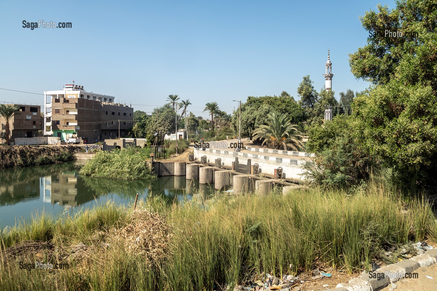 BARRAGE SUR UN CANAL D'IRRIGATION, VALLEE DU NIL, EL ASHI, LOUXOR, EGYPTE, AFRIQUE 