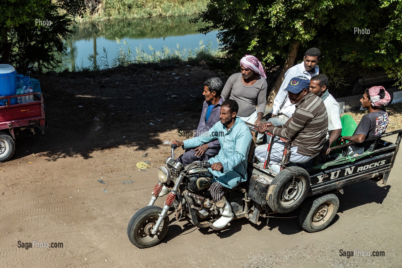 GROUPE DE TRAVAILLEURS SUR UNE MOTO TRIPORTEUR SUR LES BORDS D'UN CANAL D'IRRIGATION, VALLEE DU NIL, EL ASHI, LOUXOR, EGYPTE, AFRIQUE 