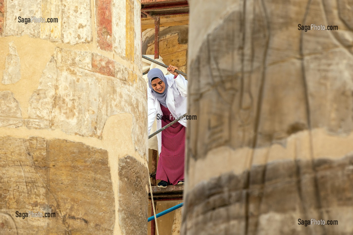 FEMME SUR UN ECHAFAUDAGE POUR DES TRAVAUX DE RESTAURATION SUR LES COLONNES DE LA SALLE HYPOSTYLE, DOMAINE D'AMON, TEMPLE DE KARNAK, SITE DE L'EGYPTE ANTIQUE DE LA XIII EME DYNASTIE CONSTRUIT PAR SETHI ET RAMSES II, PATRIMOINE MONDIAL DE L'UNESCO, LOUXOR, EGYPTE, AFRIQUE 