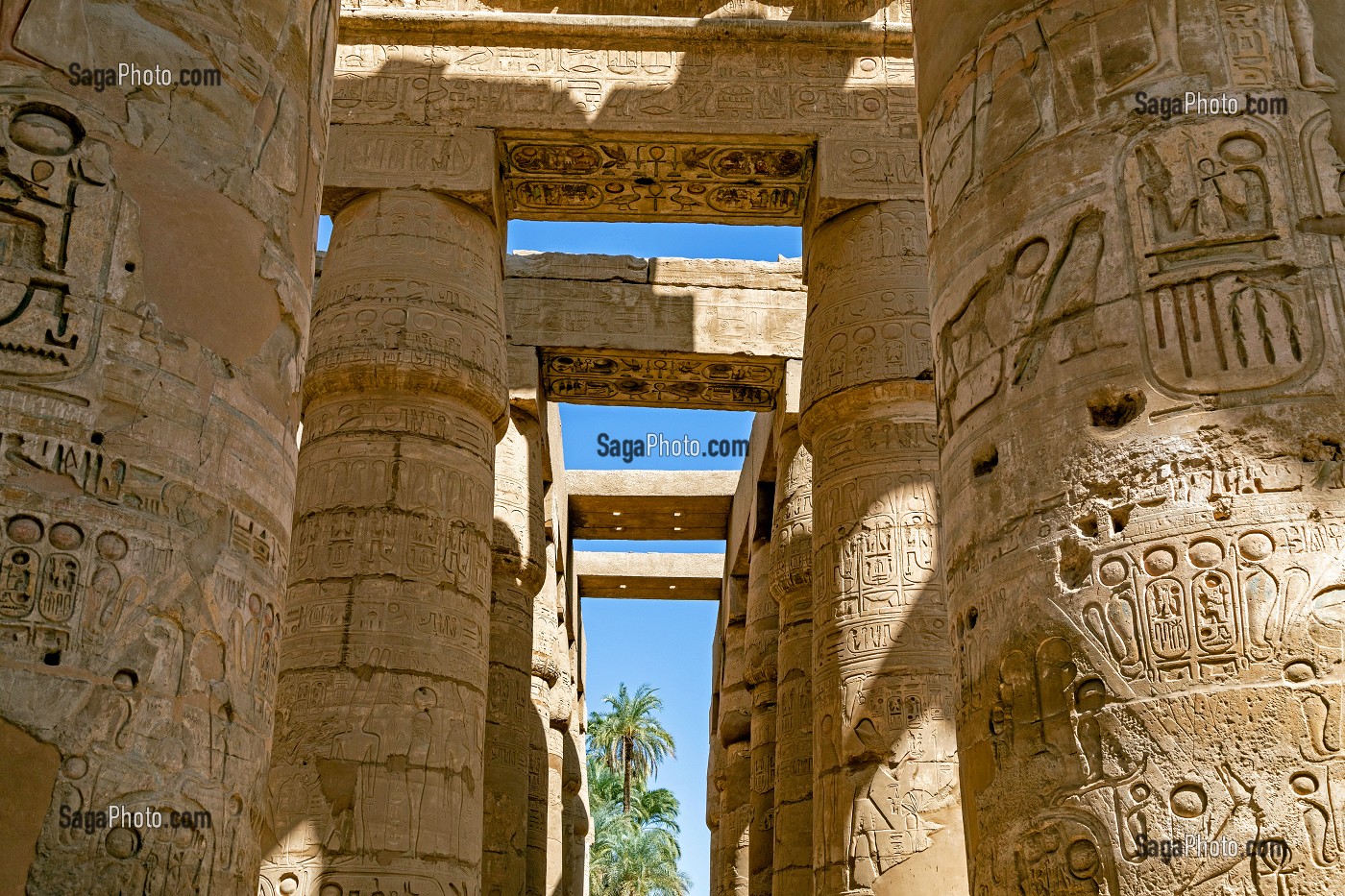 COLONNES DE LA SALLE HYPOSTYLE, DOMAINE D'AMON, TEMPLE DE KARNAK, SITE DE L'EGYPTE ANTIQUE DE LA XIII EME DYNASTIE CONSTRUIT PAR SETHI ET RAMSES II, PATRIMOINE MONDIAL DE L'UNESCO, LOUXOR, EGYPTE, AFRIQUE 