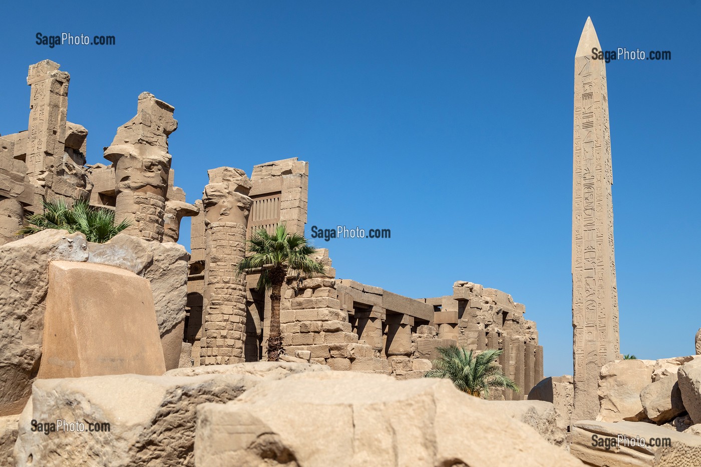 RUINES ET OBELISQUE, DOMAINE D'AMON, TEMPLE DE KARNAK, SITE DE L'EGYPTE ANTIQUE DE LA XIII EME DYNASTIE, PATRIMOINE MONDIAL DE L'UNESCO, LOUXOR, EGYPTE, AFRIQUE 