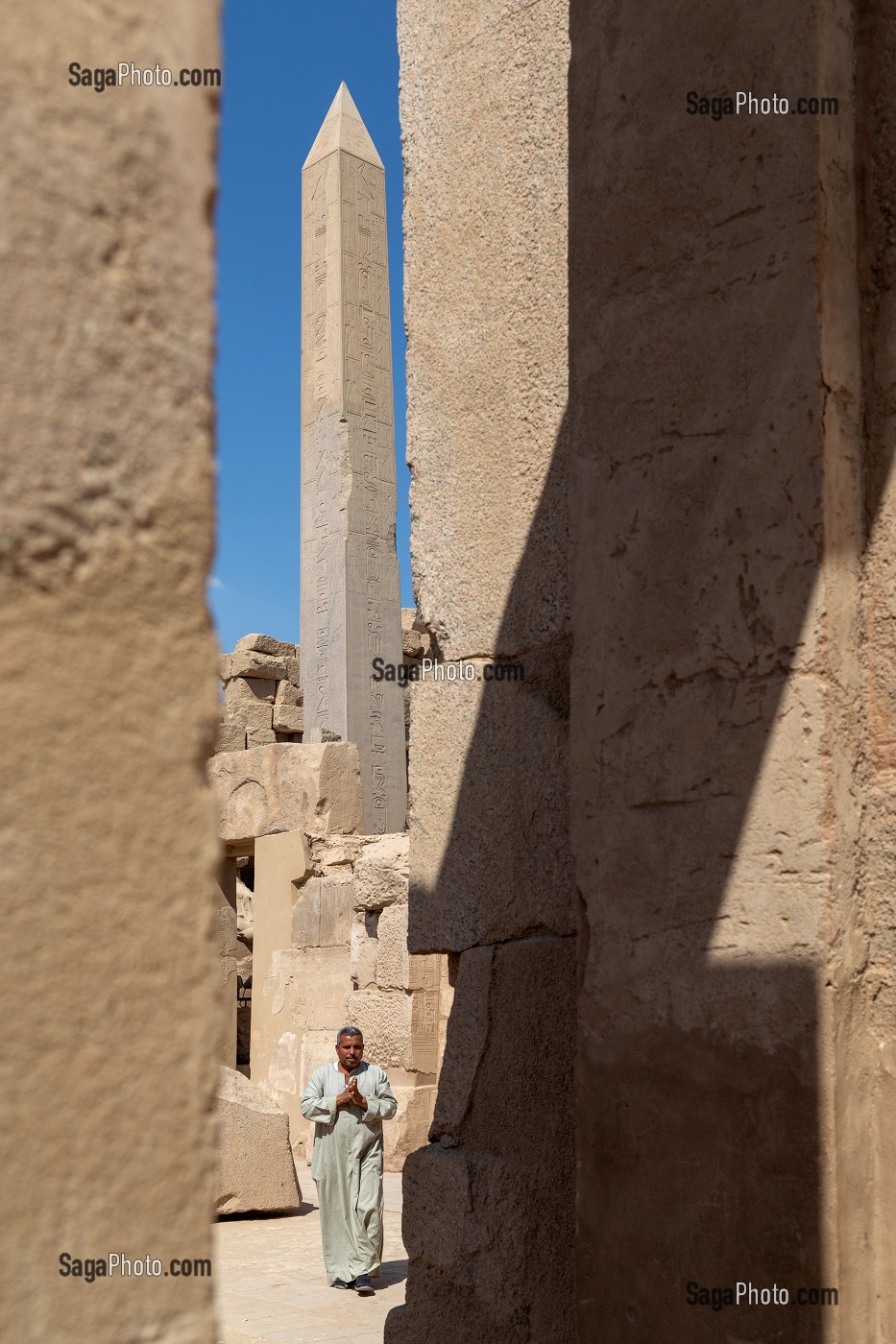 HOMME EN DJELLABA DEVANT UN OBELISQUE DU DOMAINE D'AMON, TEMPLE DE KARNAK, SITE DE L'EGYPTE ANTIQUE DE LA XIII EME DYNASTIE, PATRIMOINE MONDIAL DE L'UNESCO, LOUXOR, EGYPTE, AFRIQUE 